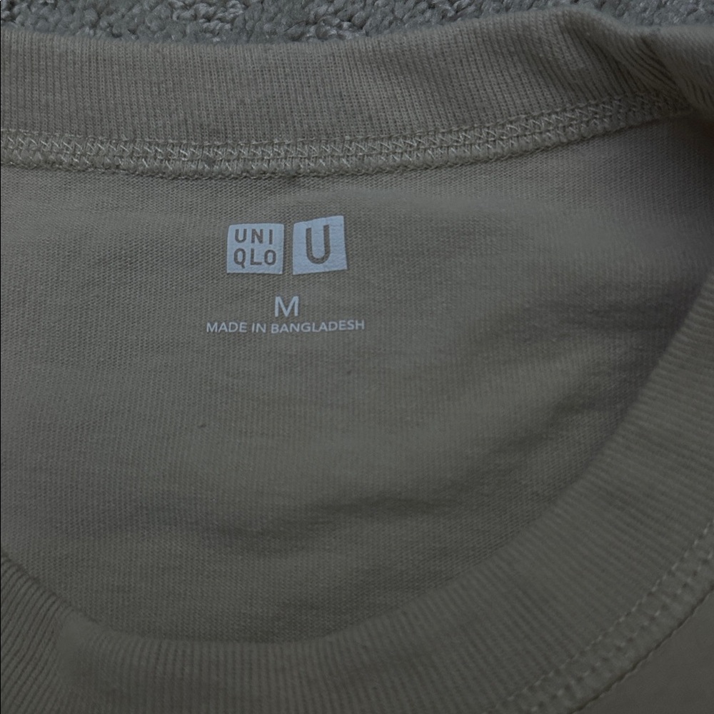 Uniqlo Men's Short Sleeve Tee in Light Gray